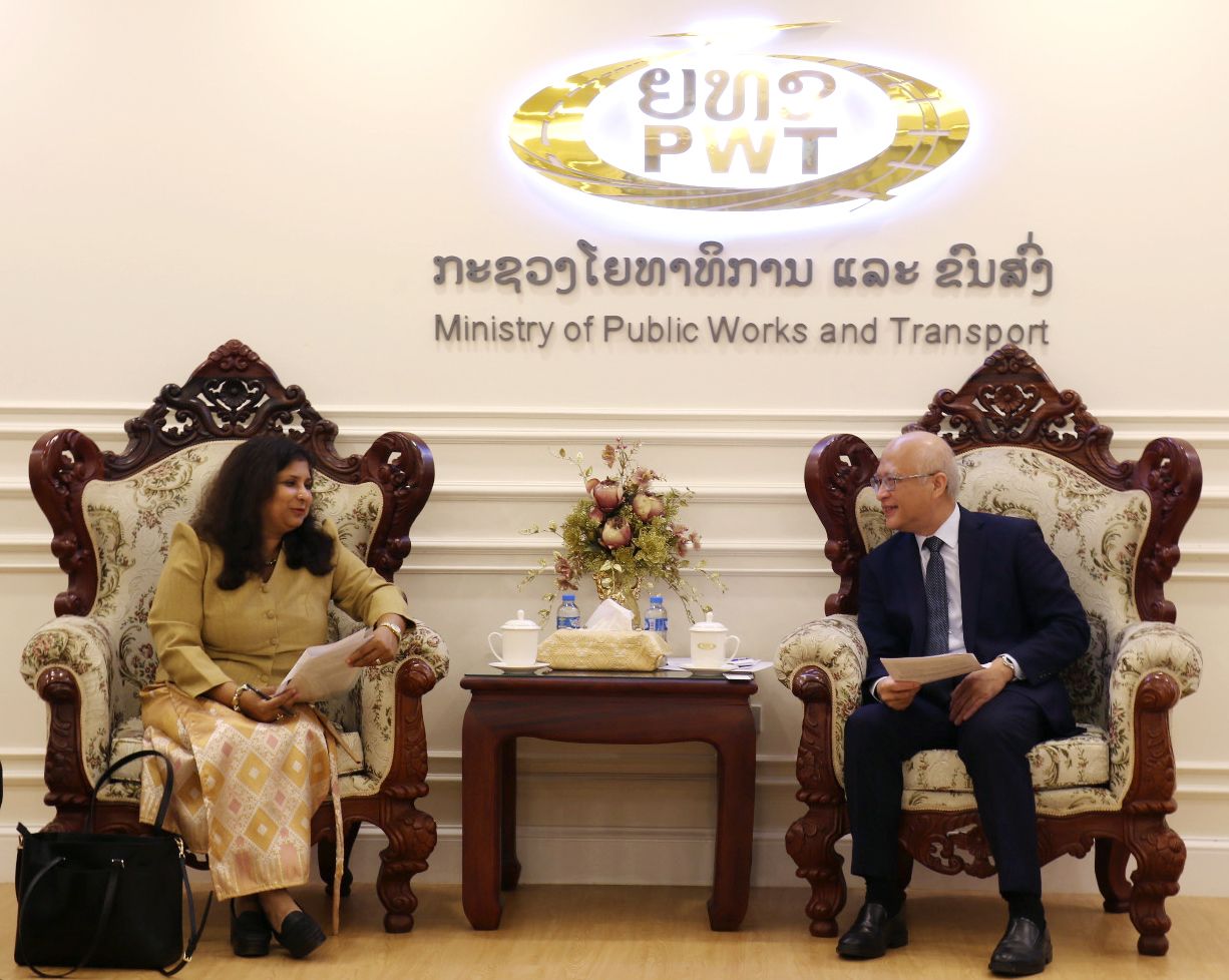 ທ່ານລັດຖະມົນຕີ ກະຊວງໂຍທາທິການ ແລະ ຂົນສົົ່ງ ຕ້ອນຮັບການເຂົົ້າ ຢ້ຽມຂໍ່ານັບ  ຂອງ ທ່ານ ນາງ ຊູເດດສນ່າ ກັອດ ບາເນີຈີ ຜູ້ອໍານວຍການດ້ານພື້ນຖານໂຄງລ່າງພາກພື້ນ  ອາຊີຕາເວັນອອກ ແລະ ປາຊີຟິກ (EAP) ຂອງທະນາຄານໂລກ.