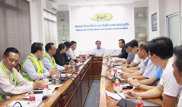ທ່ານ ເຫຼັກໄຫຼ ສີວິໄລ ລັດຖະມົນຕີກະຊວງໂຍທາທິການ ແລະ ຂົນສົ່ງ ຢ້ຽມຢາມຄວາມຄືບໜ້າໂຄງການລົດເມດ່ວນ BRT