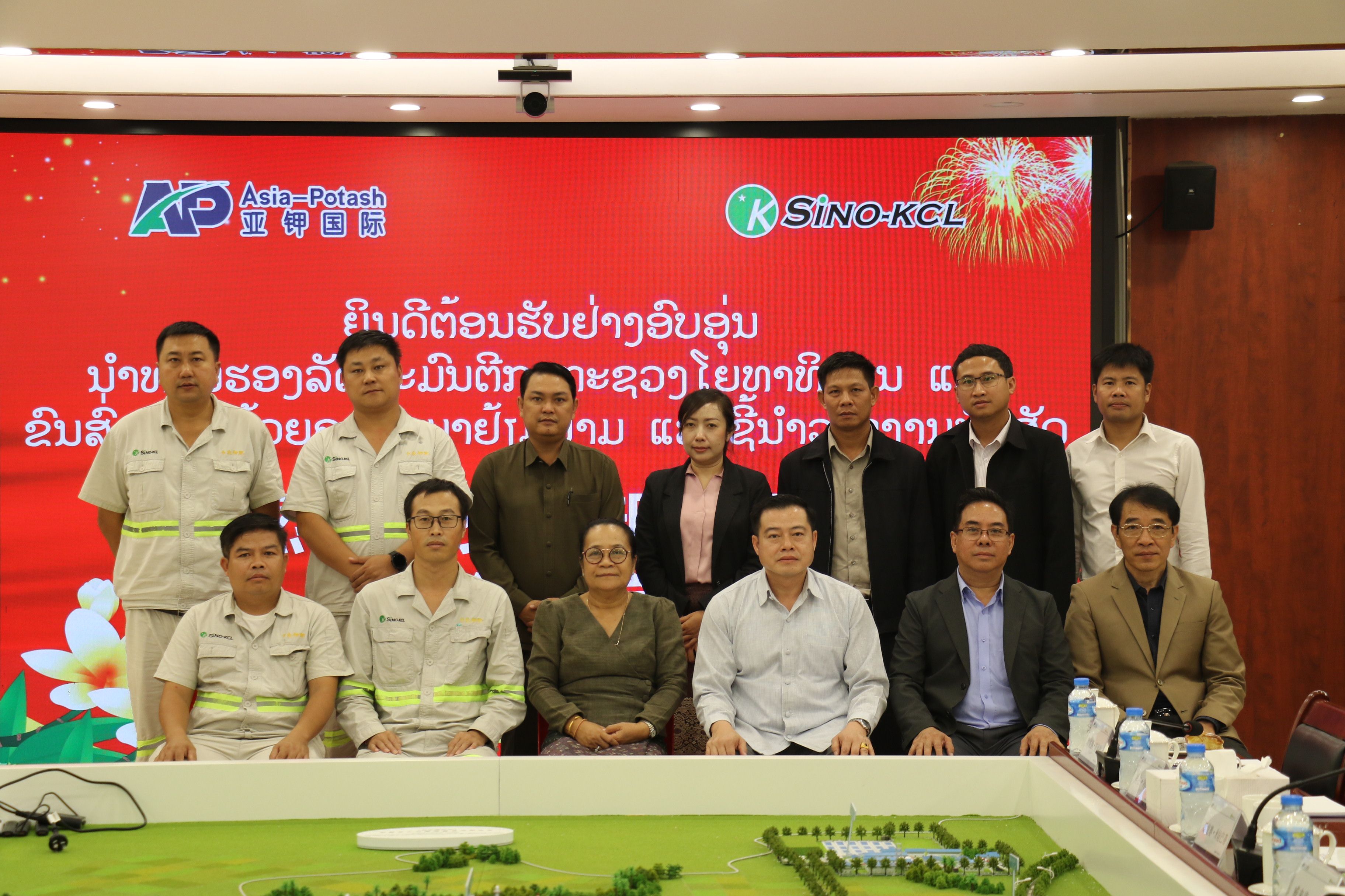 ທ່ານ ນາງ ວິໄລຄໍາ ໂພສາລາດ ຮອງລັດຖະມົນຕີ ກະຊວງໂຍທາທິການ ແລະ ຂົນສົ່ງ, ພ້ອມດ້ວຍຄະນະລົງ ຕິດຕາມຊຸກຍູ້ ໂຄງການຂຸດຄົ້ນ ແລະ ປຸງແຕ່ງເກືອໂປຕາສ ຂອງບໍລິສັດ ຊີໂນ-ອາກຣີໂປຕາສ ຈໍາກັດ